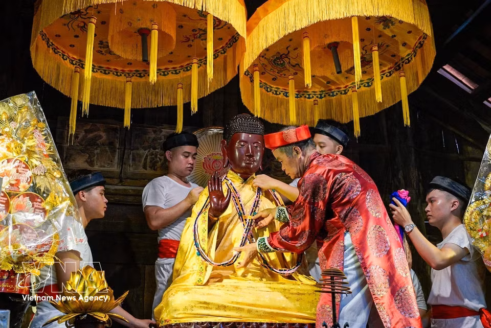 The ancient “Robing the Buddha” ritual reflects profound spiritual and cultural values as well as a strong sense of community preserved through generations. (Photo: VNA)