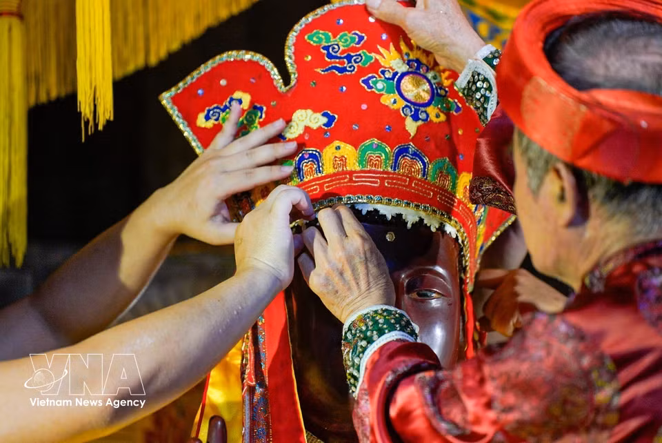 Participants perform the “Robing the Buddha” ritual - one of the festival’s unique ceremonies rarely preserved elsewhere. (Photo: VNA)