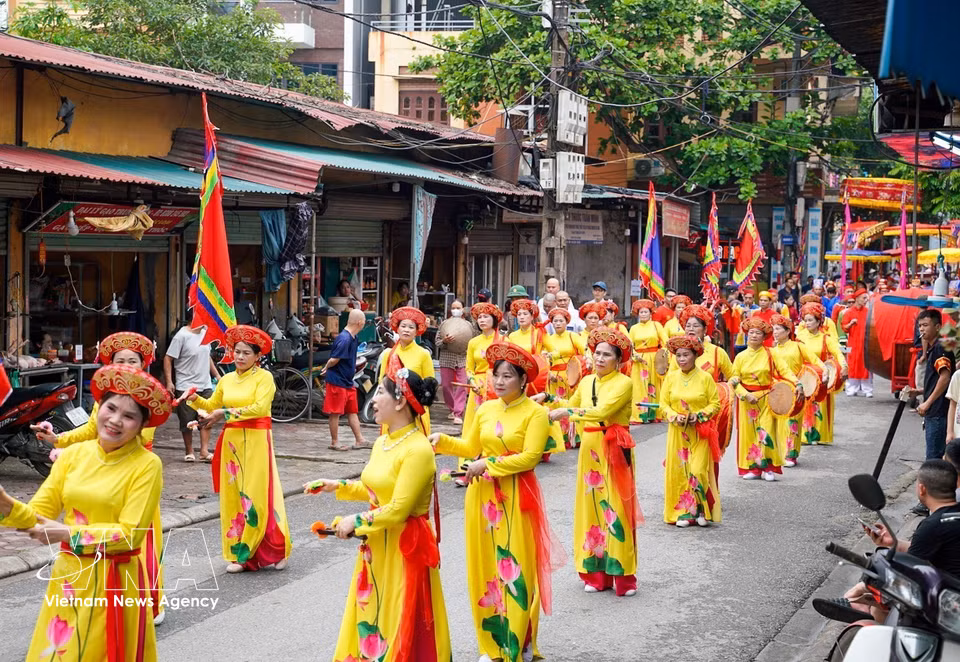 The festive atmosphere of the Keo Village Festival spreads throughout the surrounding streets. (Photo: VNA)