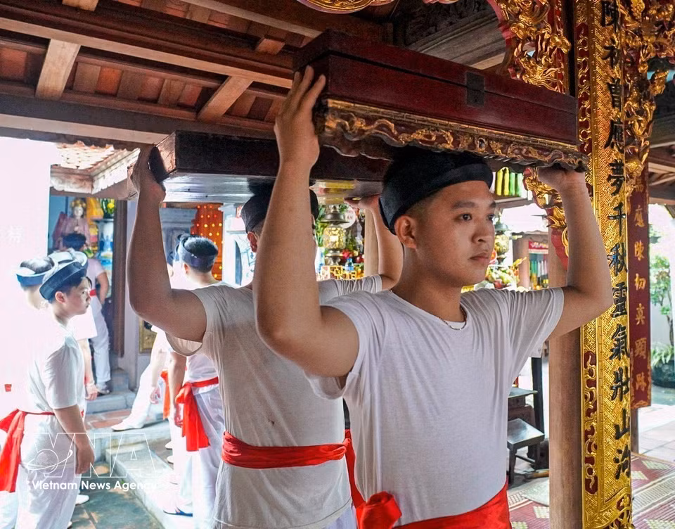 Palanquin bearers prepare for the procession ritual. (Photo: VNA)