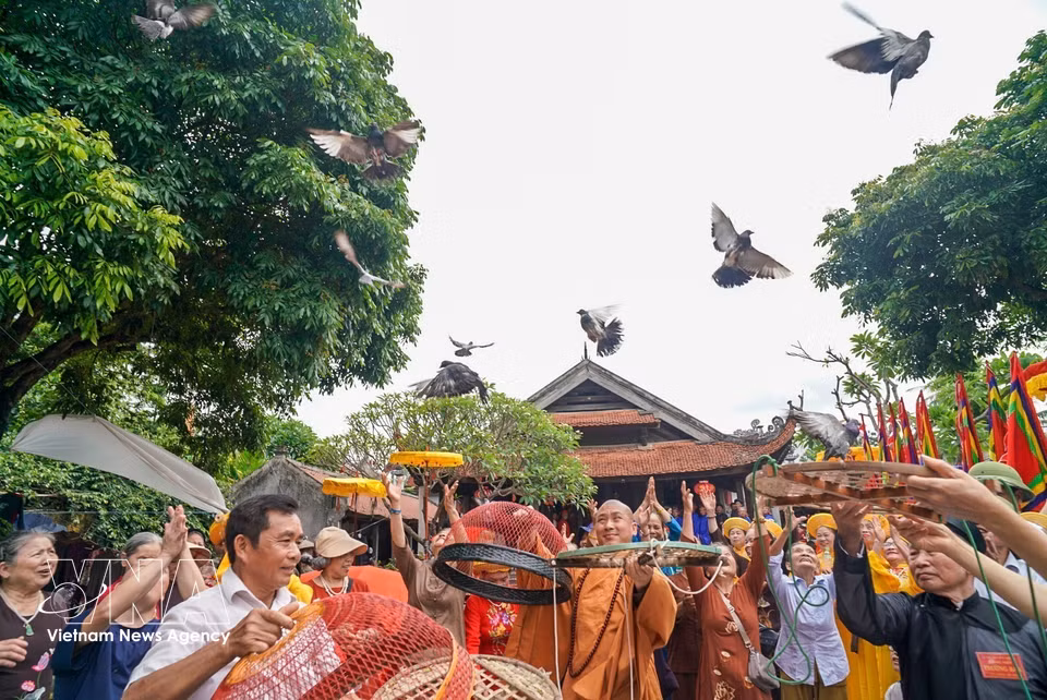 Local people carry out a life-release ritual during the festival. (Photo: VNA)