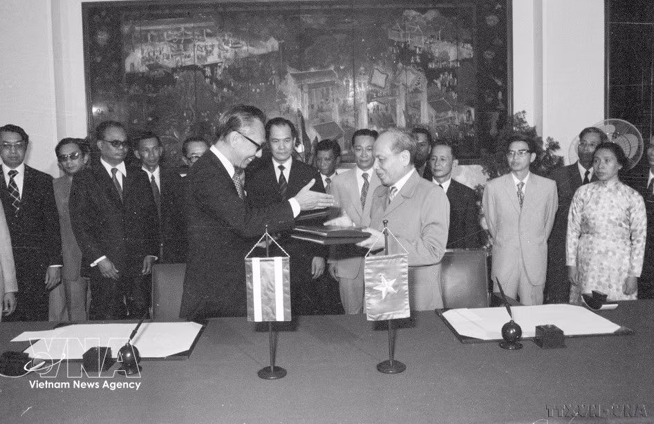 On August 6, 1976, in Hanoi, Vietnamese Minister of Foreign Affairs Nguyen Duy Trinh and Thai Minister of Foreign Affairs Bhichai Rattakul sign a joint communiqué on the establishment of diplomatic relations between the two countries. (Photo: VNA)