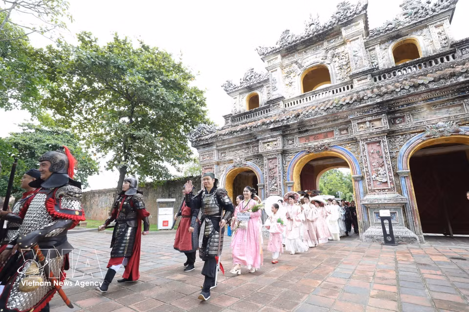Re-enacting the majestic royal procession of the Nguyen Dynasty at the Hue Imperial City. (Photo: VNA)