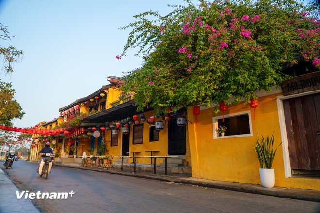 A sense of peace lingers along every street of the ancient town, while shops remain closed. (Photo: VNA)