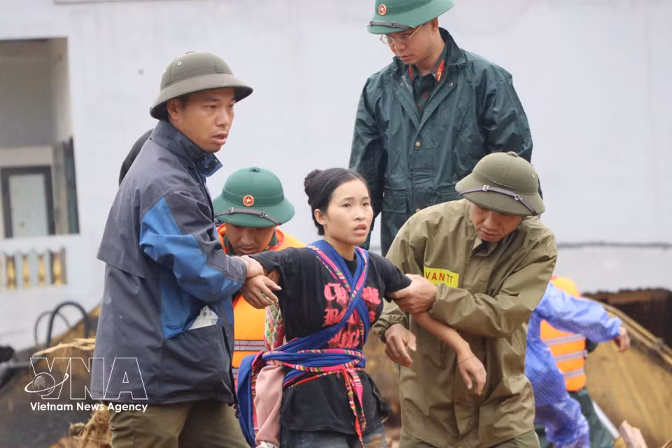 Police and military forces have been mobilised to evacuate residents from dangerous areas and support recovery efforts following devastating flash floods in Muong Than commune, the northern mountainous province of Lai Chau. (Photo: VNA)