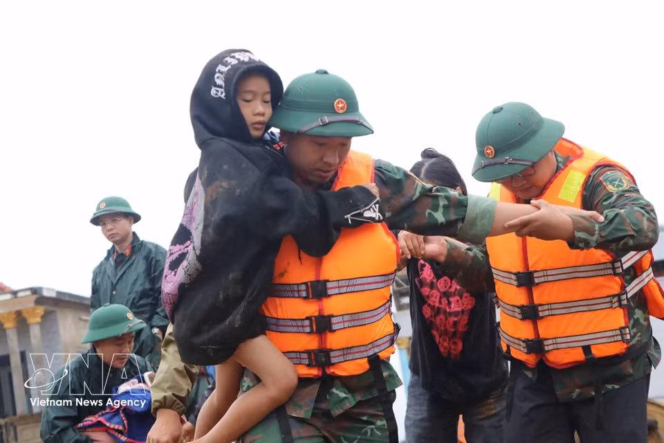 Police and military forces have been mobilised to evacuate residents from dangerous areas and support recovery efforts following devastating flash floods in Muong Than commune, the northern mountainous province of Lai Chau. (Photo: VNA)