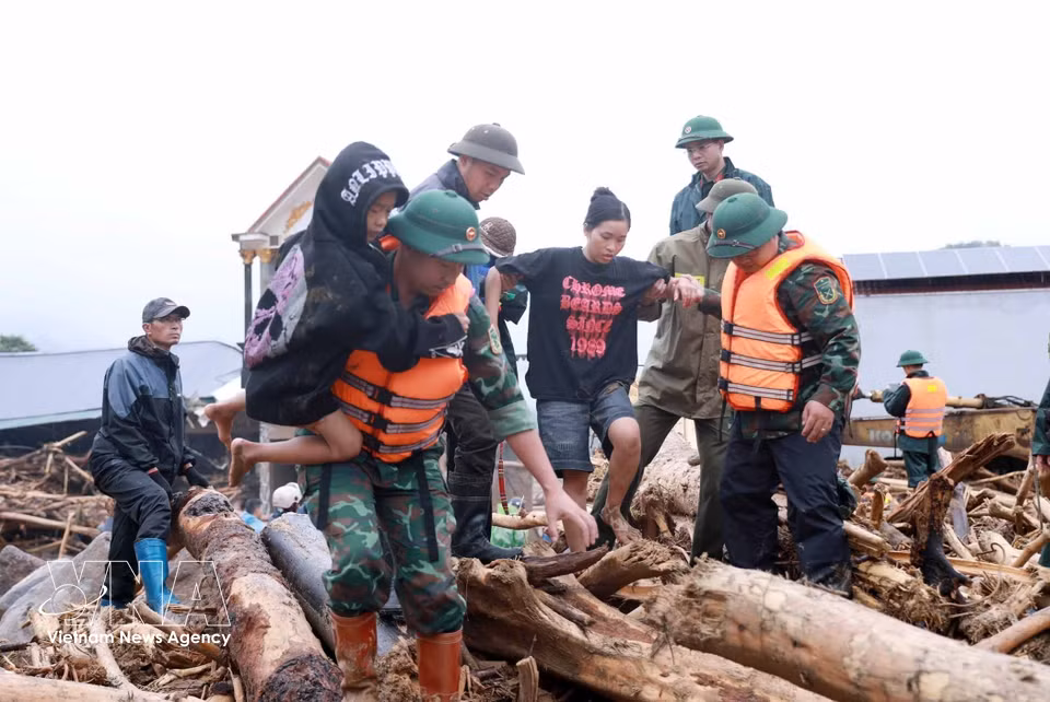 Police and military forces have been mobilised to evacuate residents from dangerous areas and support recovery efforts following devastating flash floods in Muong Than commune, the northern mountainous province of Lai Chau. (Photo: VNA)