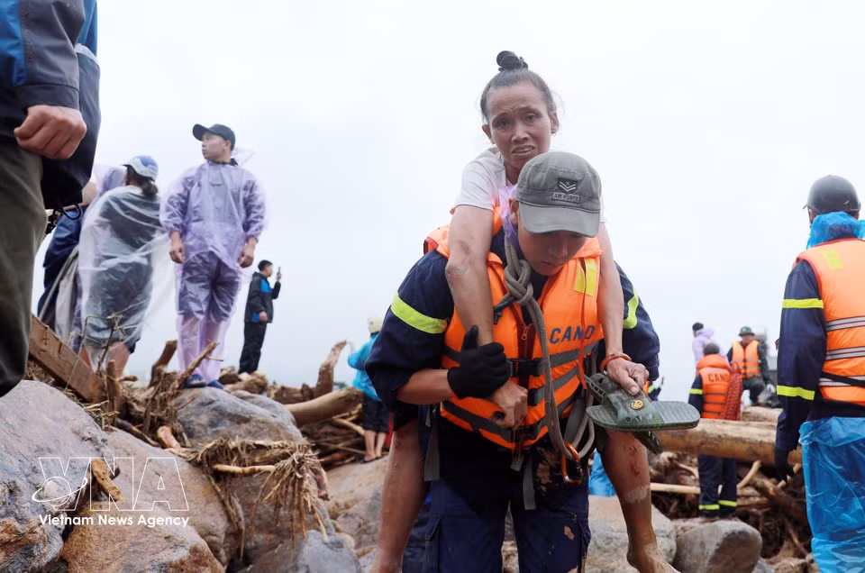 Police and military forces have been mobilised to evacuate residents from dangerous areas and support recovery efforts following devastating flash floods in Muong Than commune, the northern mountainous province of Lai Chau. (Photo: VNA)