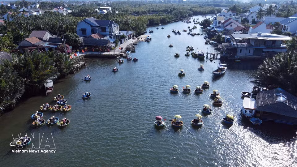 The peaceful daily life of Cam Thanh coconut village. (Photo: VNA)