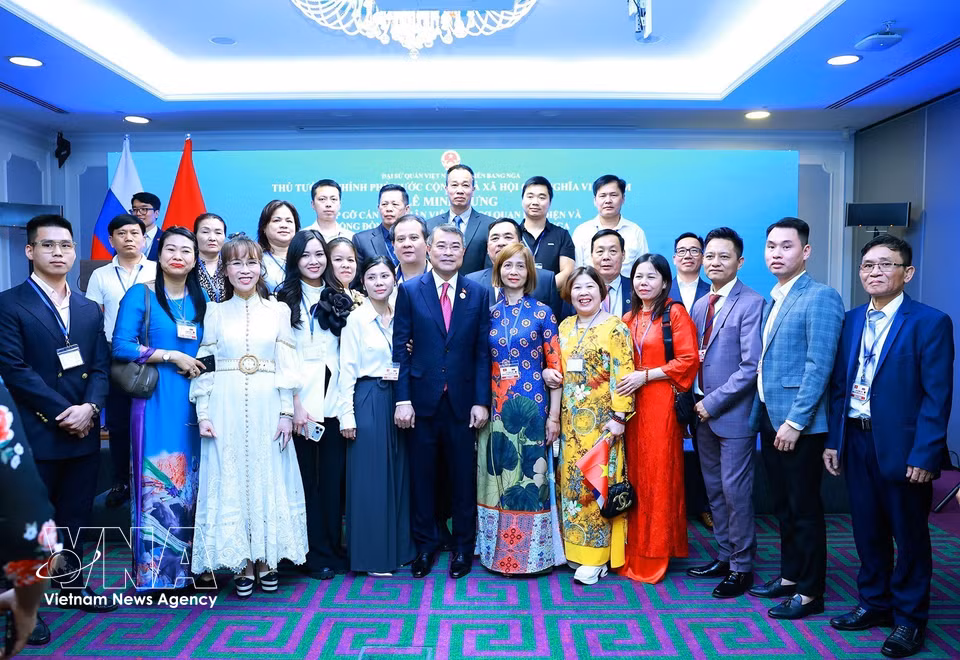 Prime Minister Le Minh Hung meets with representatives of overseas Vietnamese community in Russia (Photo: VNA)