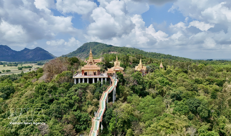 A vividly coloured staircase leads to the main hall of Ta Pa Pagoda, reflecting the distinctive architecture of southern Khmer pagodas. (Photo: VNA)