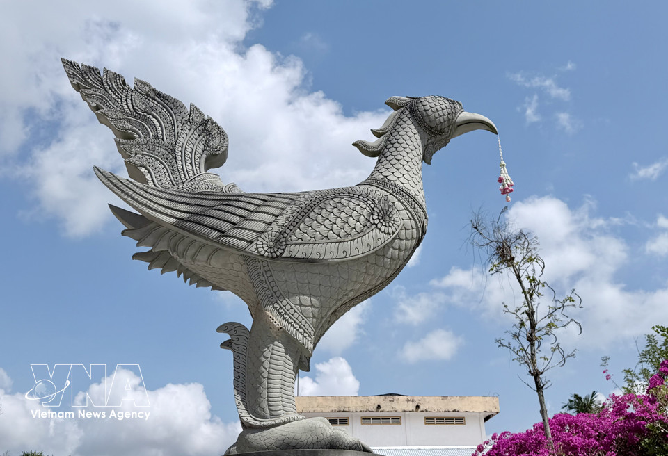 Decorative mythical statue in front of the main hall reflect the distinctive architectural style of Khmer pagodas in the region. (Photo: VNA)