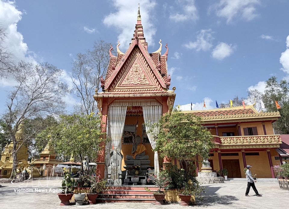 The main hall of Ta Pa Pagoda is where local Khmer communities conduct Buddhist rituals. (Photo: VNA)