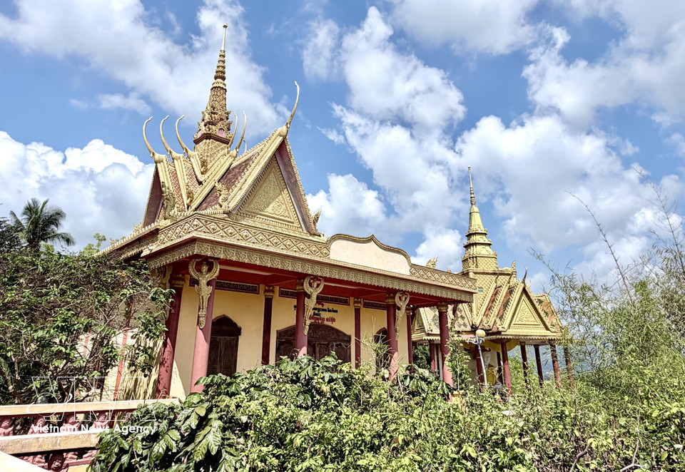 The pagoda’s gracefully curved, multi-tiered roof is characteristic of southern Khmer architecture. (Photo: VNA)