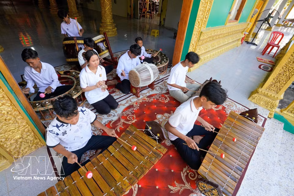 The Pinn Peat ensemble is a traditional ceremonial orchestra regarded as the “soul” of the cultural and spiritual life of the Khmer community in southern Vietnam. In 2019, it was recognised as a National Intangible Cultural Heritage by the Ministry of Culture, Sports and Tourism. (Photo: VNA)