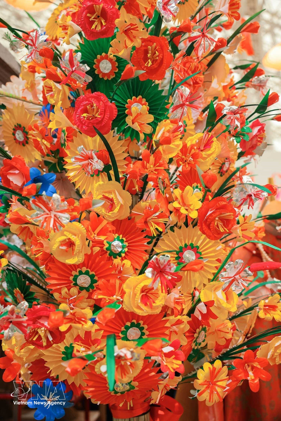 Handcrafted products from the Thanh Tien Paper Flower Village, with a history of over 300 years, introduced at the fair. (Photo: VNA)