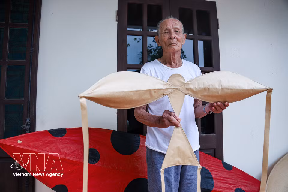 Artisan Nguyen Van Boi, 92, has long been known for creating the region’s highest-flying kites and was awarded the title of artisan in 2019. (Photo: VNA)