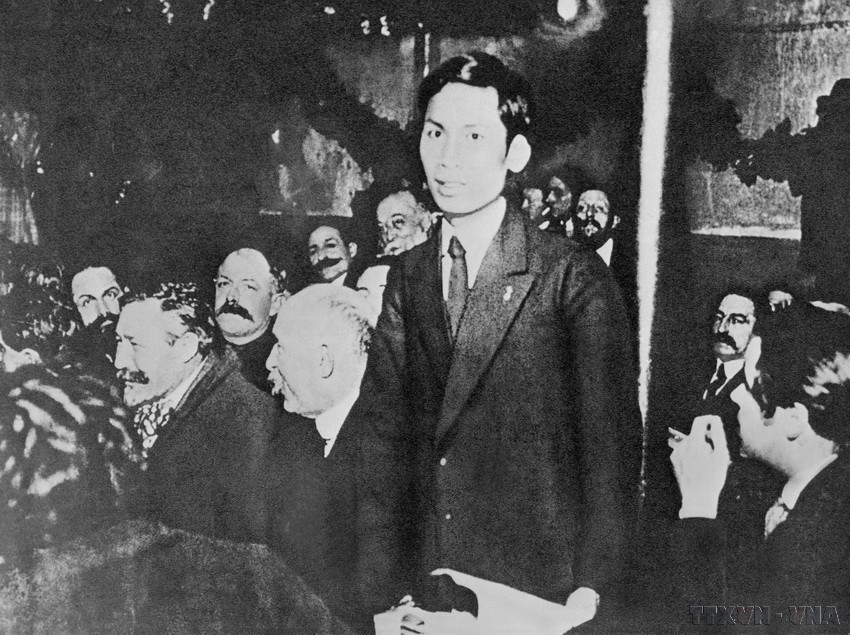 Comrade Nguyen Ai Quoc (President Ho Chi Minh) speakis at the founding congress of the French Communist Party held in the city of Tours. He was the first Vietnamese to become a communist and is regarded as one of the founders of the French Communist Party (December 1920). (Photo: VNA)