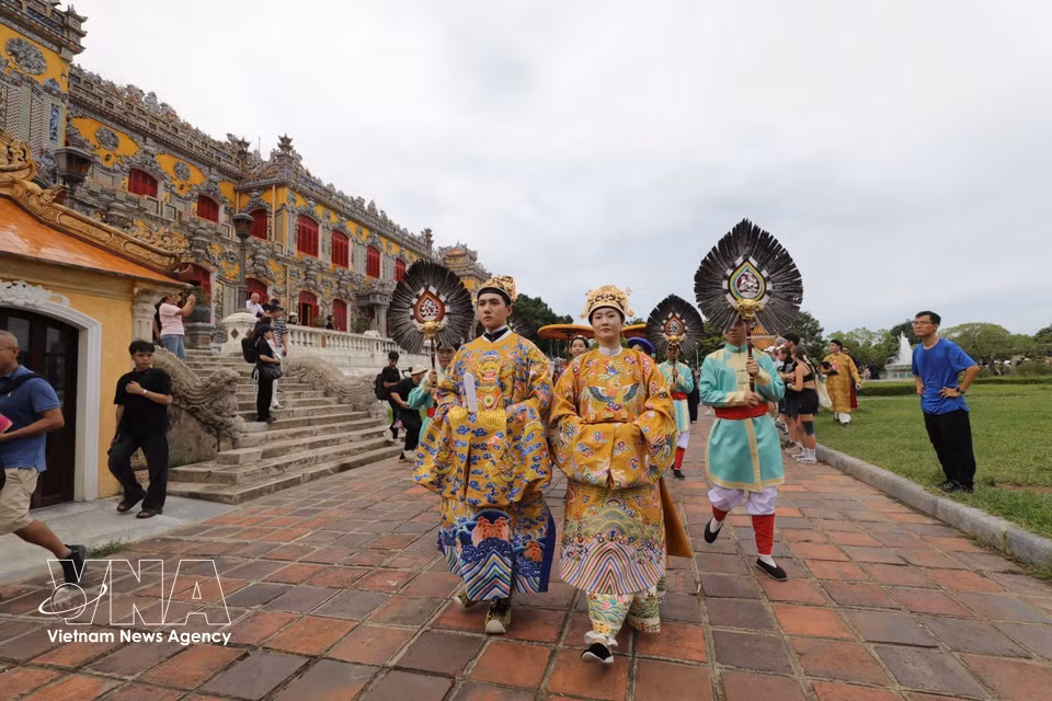 The programme brings together more than 1,500 performers and enthusiasts of traditional Vietnamese attire from across the country’s three regions. (Photo: VNA)