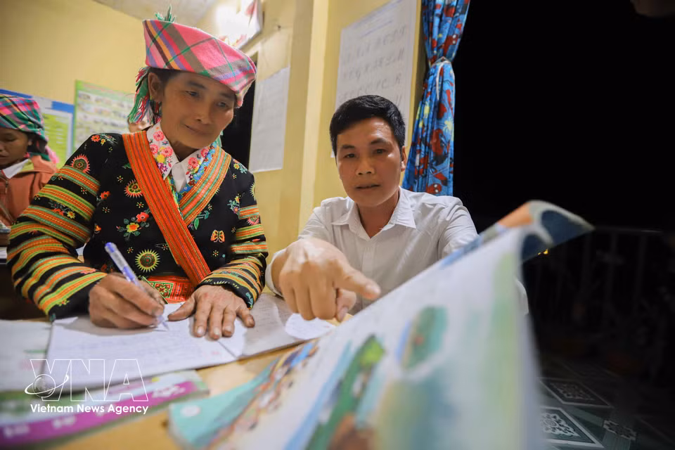 Teacher Lo Van Huan has been attached to the Lang Sang school site for more than 15 years. The oldest learner in the class, Song Thi Ly, is nearly 50 years old. (Photo: VNA)