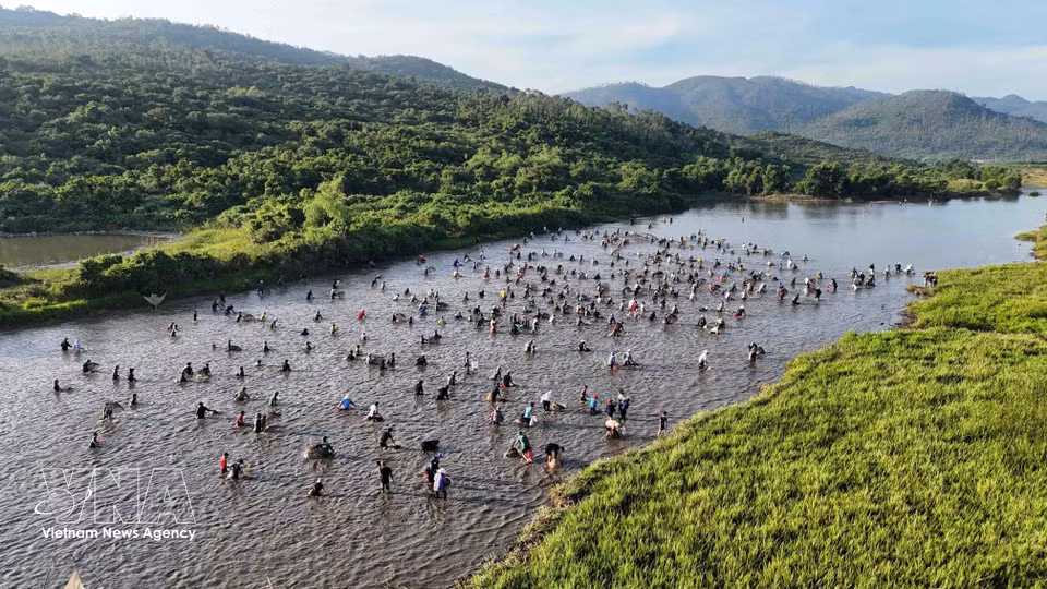 Thousands of people join the 2026 Vuc-Rao Fishing Festival. (Photo: VNA)
