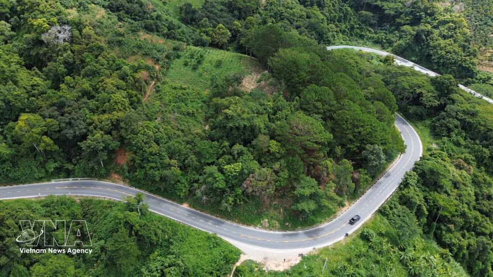 Stretching about 18km and winding along steep mountainsides, Ngoan Muc (Spectacular) Pass serves as a gateway between the Lam Dong highlands and the south-central coast. (Photo: VNA)