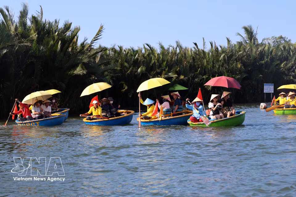 International visitors experience the locals’ unique basket boat spinning technique. (Photo: VNA)