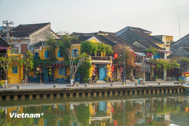 A different Hoi An appears in the absence of crowds. The long, quiet streets seem to regain space to breathe after a lively night. (Photo: VNA)