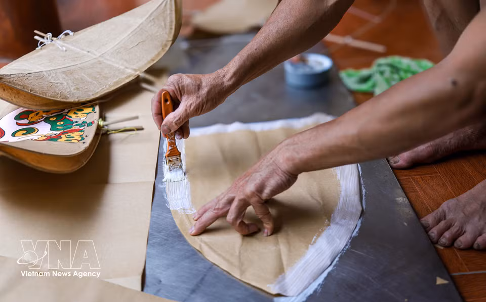 To craft the frame of a kite, artisans carefully select mature male bamboo, known locally as “elephant-edge bamboo,” prized for its durability and ability to help the kite maintain balance at high altitudes. (Photo: VNA)