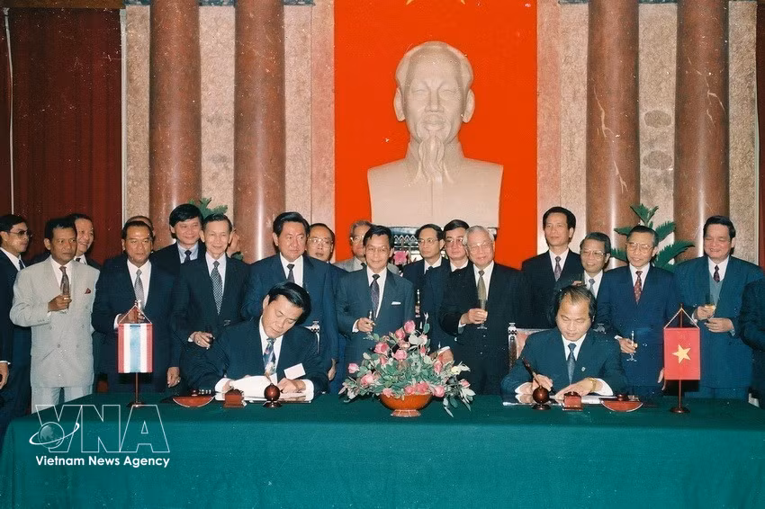 Thai Prime Minister Chuan Leekpai and Vietnamese Prime Minister Vo Van Kiet witness the signing of an agreement on industrial and trade cooperation between the two countries in Hanoi in 1994. (Photo: VNA)