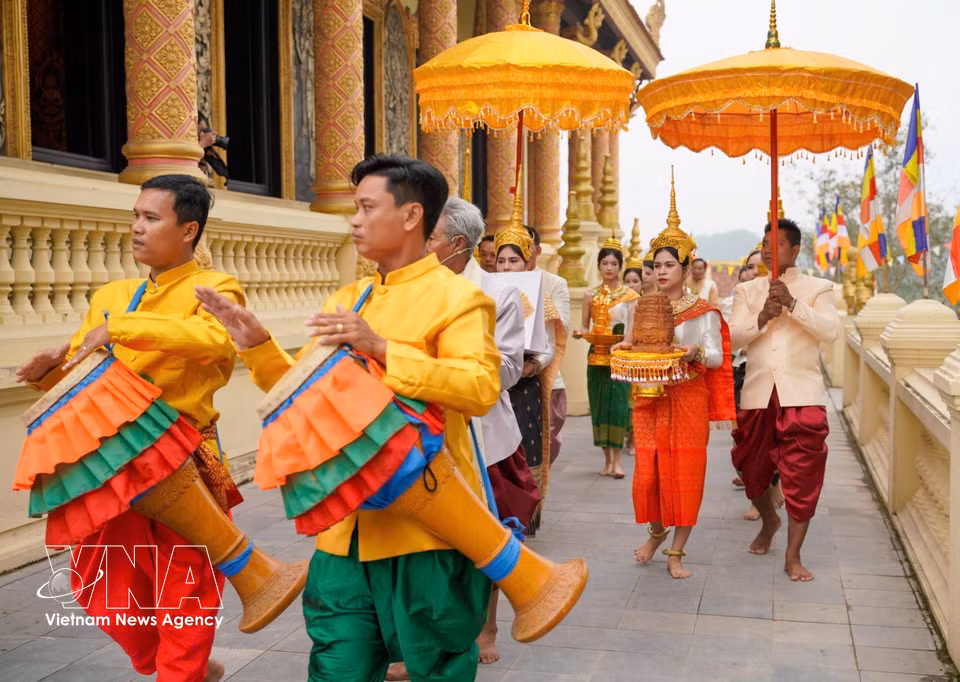 A Khmer folk dance troupe from O Lam commune, An Giang province, performs the traditional Robam masked dance and Chhay-dam drum dance. (Photo: VNA)