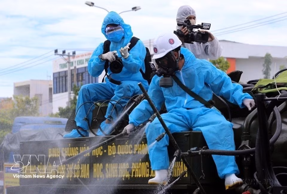 VNA journalists working on the frontlines during the pandemic. (Photo: VNA)