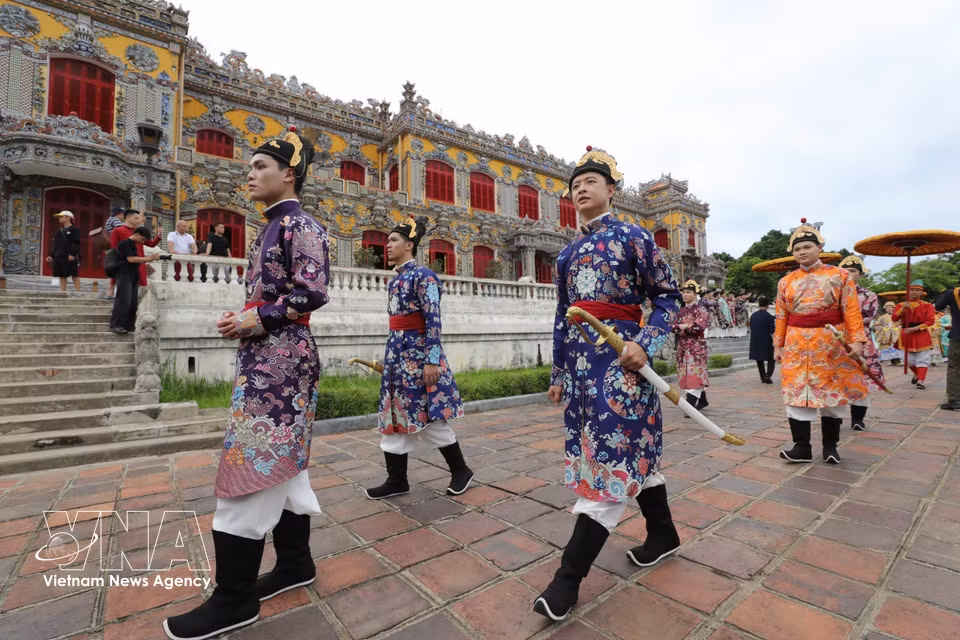 The parade passed through prominent heritage sites, including Kien Trung Palace, Truong Sanh Residence, the Long Corridor and Ngo Mon Gate. (Photo: VNA)