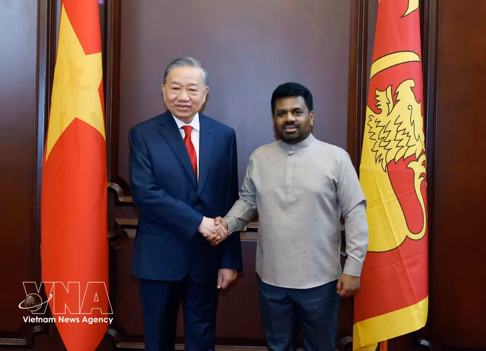 Sri Lankan President Anura Kumara Dissanayake presides over the welcoming ceremony for General Secretary and President To Lam. (Photo: VNA)