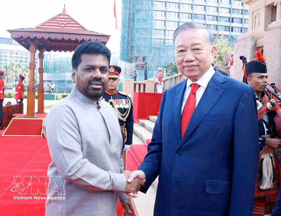 Sri Lankan President Anura Kumara Dissanayake presides over the welcoming ceremony for General Secretary and President To Lam. Photo: Thong Nhat – VNA.