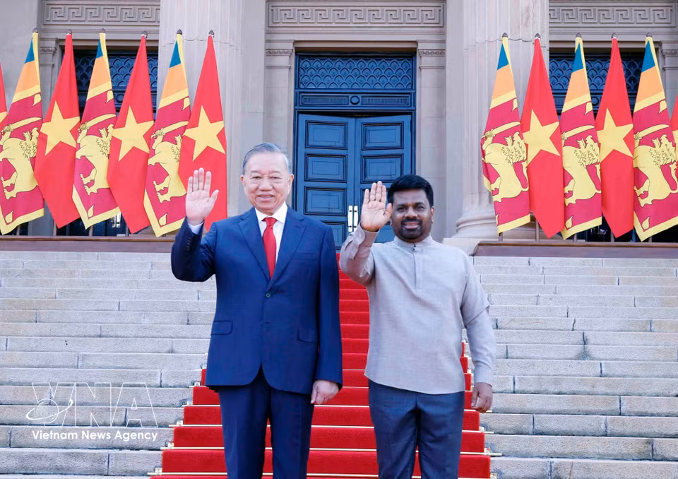 Sri Lankan President Anura Kumara Dissanayake presides over the welcoming ceremony for General Secretary and President To Lam. Photo: Thong Nhat – VNA.