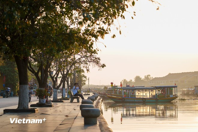 Hoi An at dawn is not only for viewing, but for feeling a heritage site that endures and quietly lives behind the glow of tourism. (Photo: VNA)