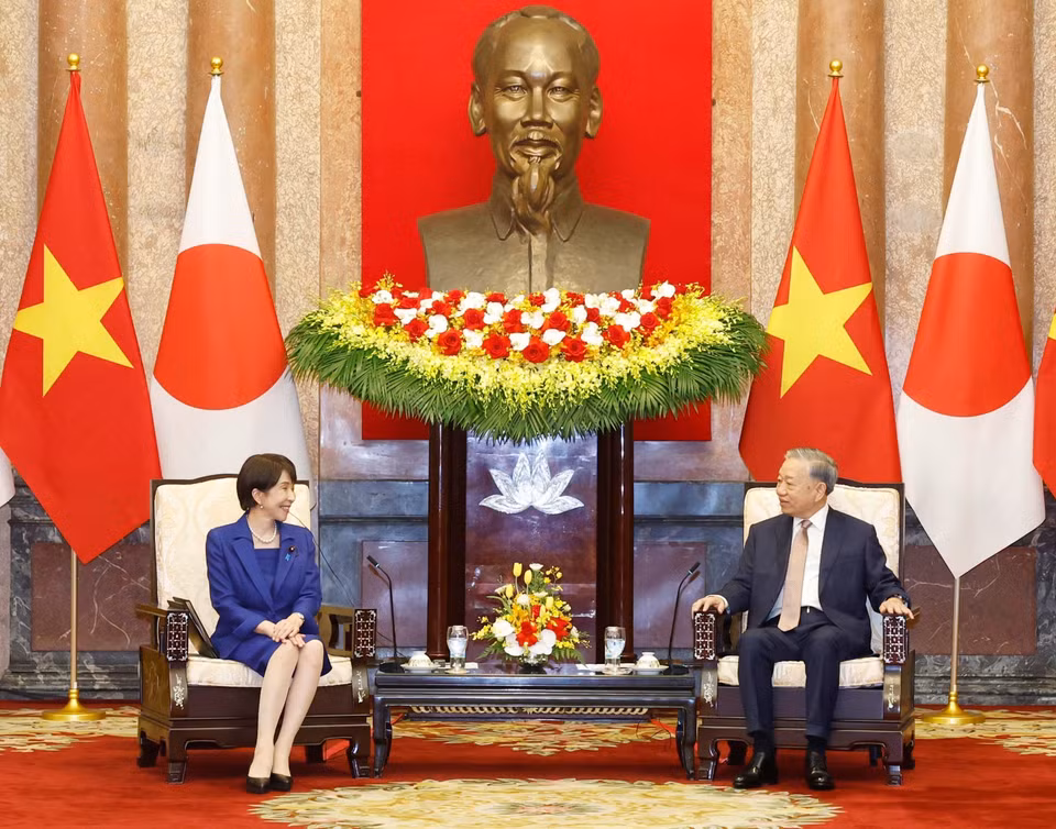Party General Secretary and President To Lam talks with Japanese Prime Minister Takaichi Sanae. (Photo: VNA)
