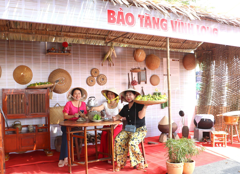 Tourists take photos at the “Old Kitchen” space of southern Vietnamese households. (Photo: VNA)
