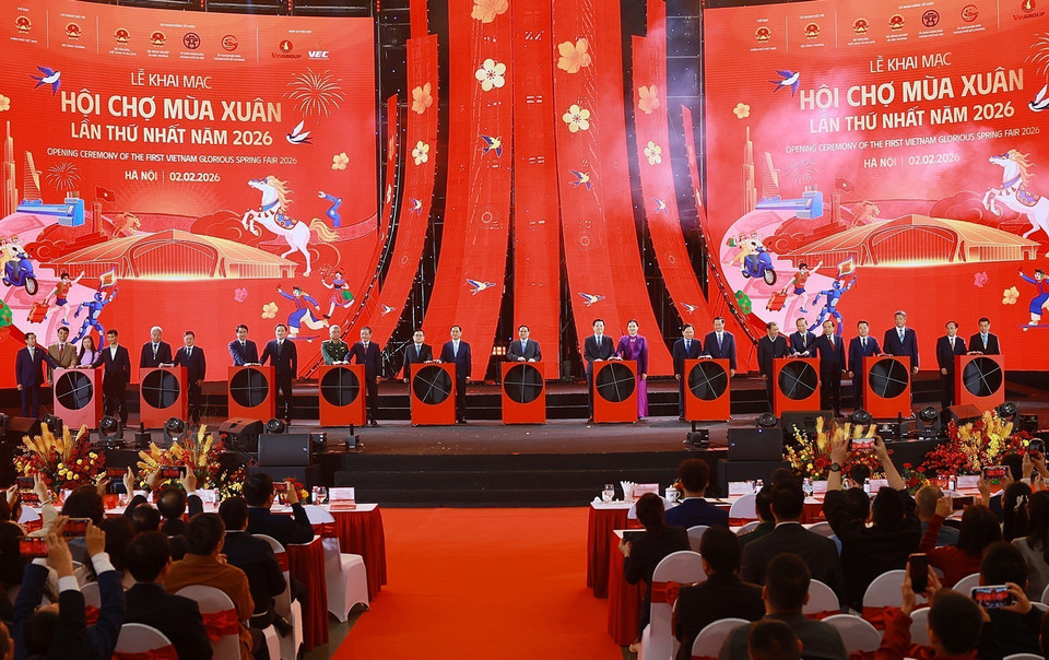 Prime Minister Pham Minh Chinh and delegates press the buttons to kick off the event. (Photo: VNA)