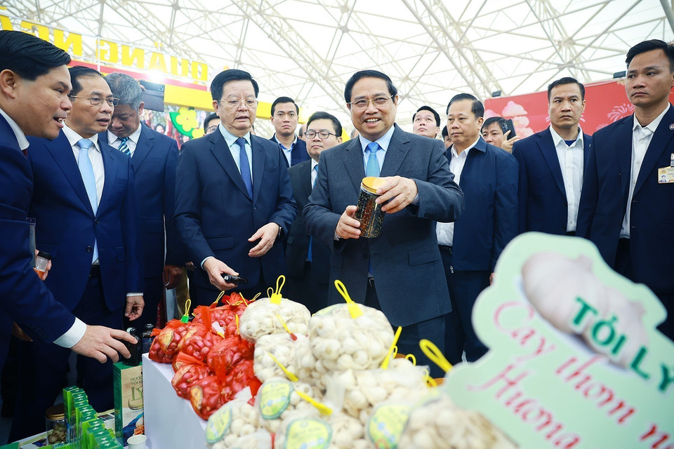 Prime Minister Pham Minh Chinh visits OCOP (One Commune One Product) booths at the first Spring Fair 2026. (Photo: VNA)