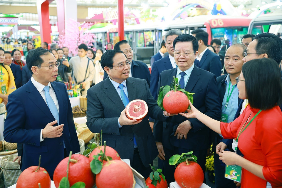 Prime Minister Pham Minh Chinh visits OCOP (One Commune One Product) booths at the first Spring Fair 2026. (Photo: VNA)