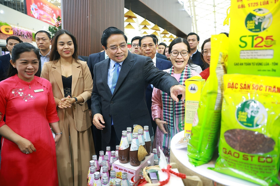 Prime Minister Pham Minh Chinh visits OCOP (One Commune One Product) booths at the first Spring Fair 2026. (Photo: VNA)