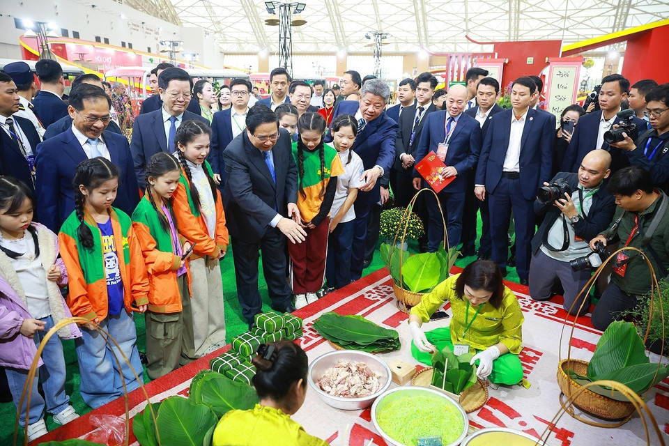 Prime Minister Pham Minh Chinh visits booths at the fair. (Photo: VNA)