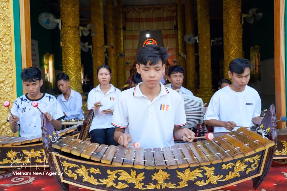 The Ngu Am (Five-tone) ensemble, or Pinn Peat, takes its name from its five groups of instruments made from five different materials, producing five distinctive tonal colours that symbolise the philosophy of yin-yang and the five elements. (Photo: VNA)