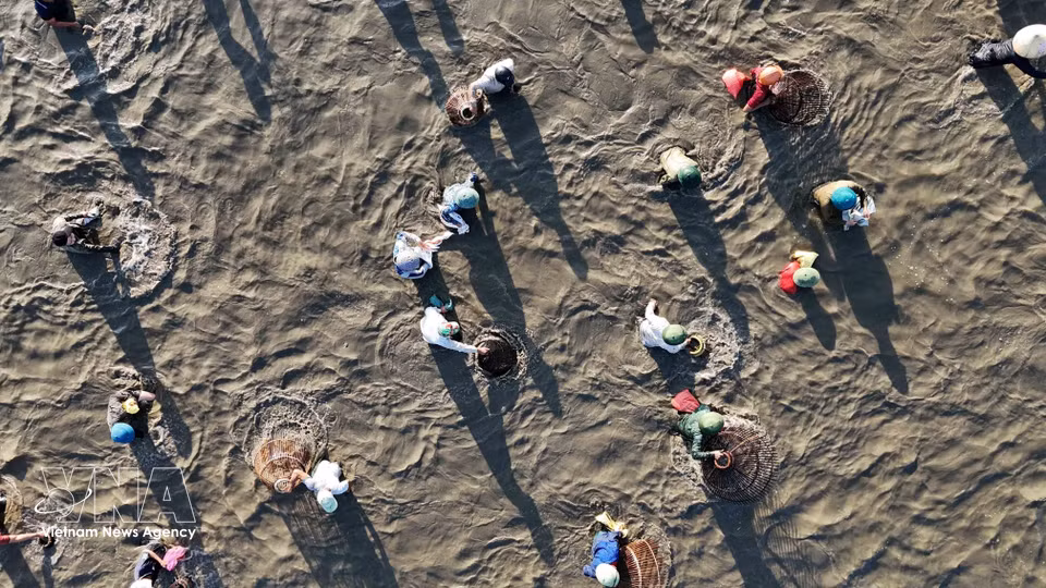 Locals enthusiastically take part in the fishing festival. (Photo: VNA)