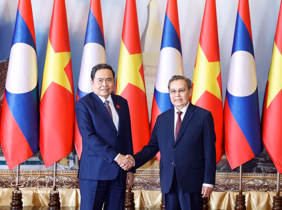 President of the National Assembly Tran Thanh Man (L) meets with Lao counterpart Xaysomphone Phomvihane, in Vientiane (February 5, 2026). (Photo: VNA)