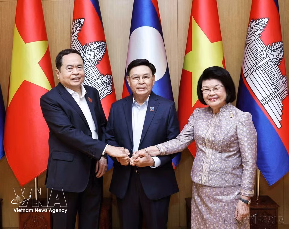 President of the National Assembly Tran Thanh Man (first from lef), Lao National Assembly President and AIPA-45 President Xaysomphone Phomvihane (center), and Cambodian National Assembly President Samdech Khuon meet in Vientiane (October 18, 2024). (Photo: VNA)