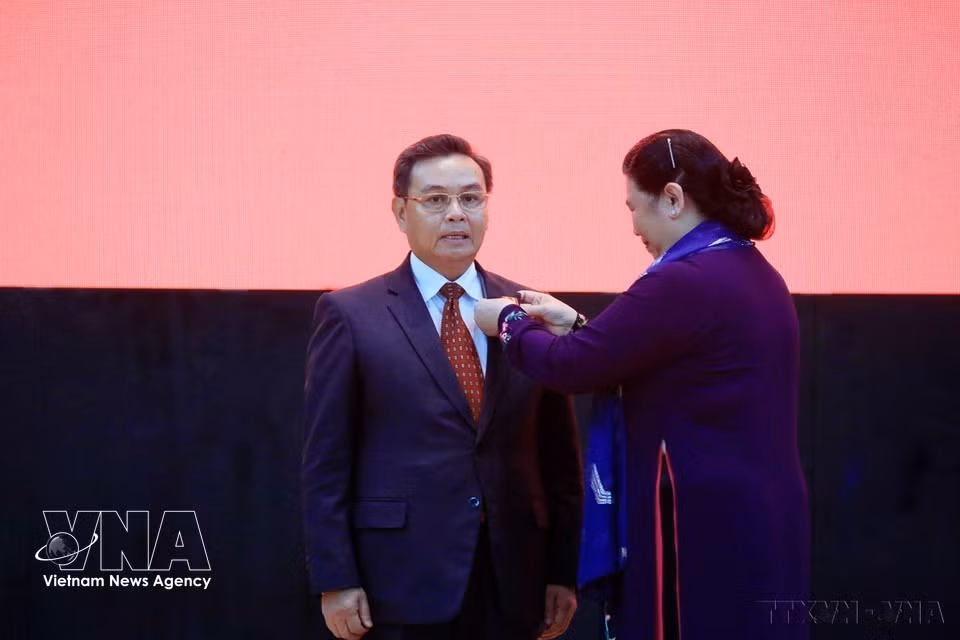 Permanent Vice President of the National Assembly Tong Thi Phong, on behalf of the Vietnamese Party and State, presents the Ho Chi Minh Order to Xaysomphone Phomvihane, Politburo member and President of the Lao Front for National Construction, on the occasion of the 55th anniversary of Vietnam–Laos diplomatic relations (September 5, 1962–2017) and the 40th anniversary of the signing of the Vietnam–Laos Treaty of Amity and Cooperation (July 18, 1977–2017). (Photo: VNA)