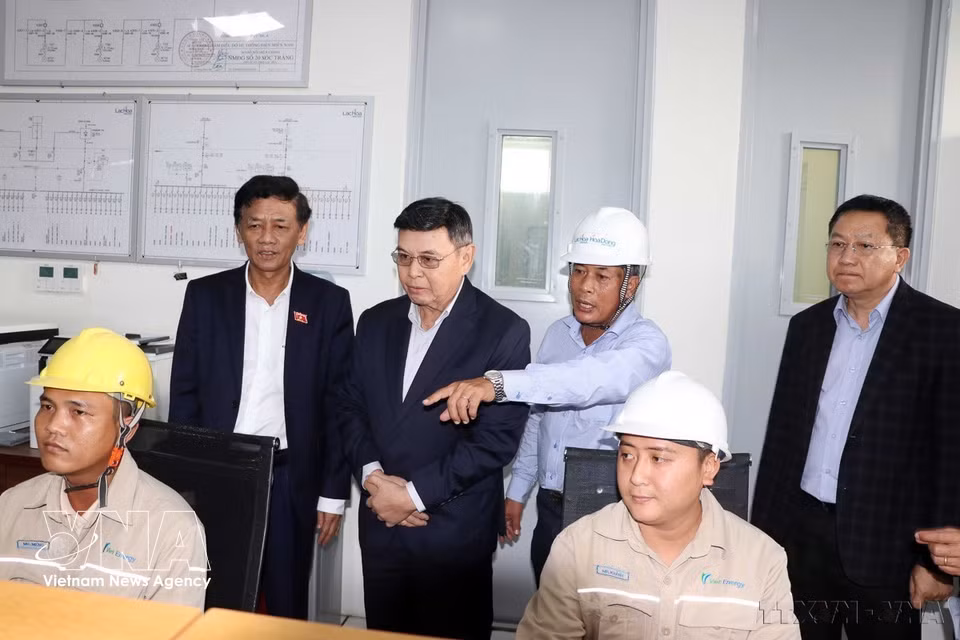 Lao National Assembly President Xaysomphone Phomvihane visits the Lac Hoa–Hoa Dong wind power plant in Vinh Chau township, Soc Trang province (December 18, 2024). (Photo: VNA)